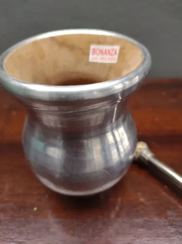 Cuia de chimarrão+ bomba. 35 reais 