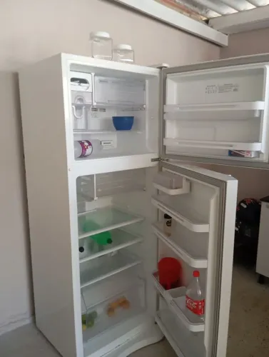 Vendo geladeira Eletrolux conservada  por motivo indo embora pra outra cidade 