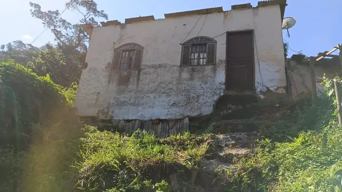 Casa a venda ,precisa de reformas.