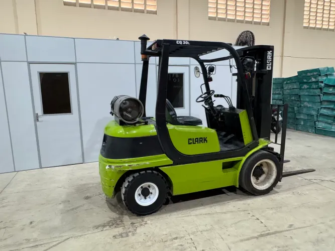Empilhadeira Clark CQ 30L 3000 KG