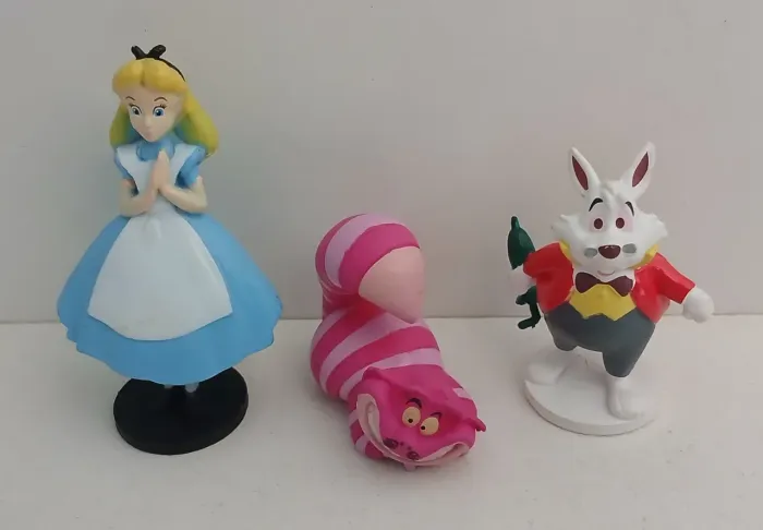 LOTE 3 BONECOS MINIATURAS ALICE NO PAIS DAS MARAVILHAS DISNEY GATO RISONHO COELHO BRANCO