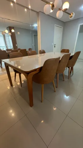 Mesa com 8 cadeiras de couro