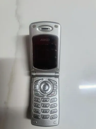 Celular Aiko com defeito