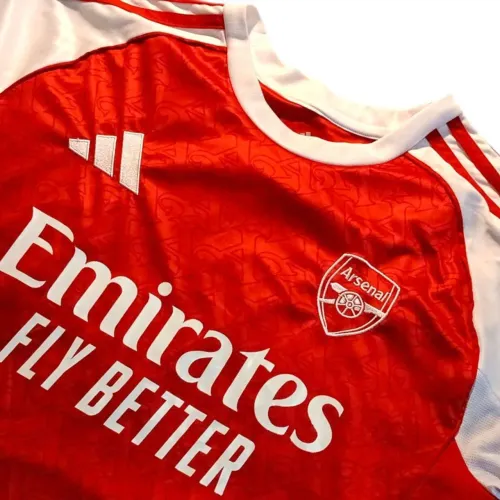 camisa titular (home) do Arsenal para a temporada 2025/26, fabricada pela Adidas