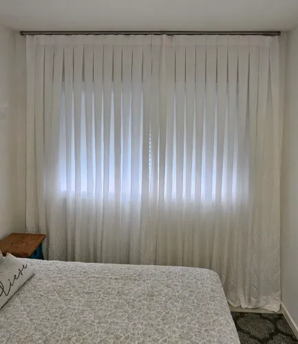 Cortina com trilho branca