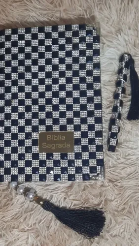 BÍBLIA SAGRADA COM HARPA, PERSONALIZAD<br>PERSONALIZADA COM<br>MANTA DE VIDRO,<br>ACOMPANHA CANETA.