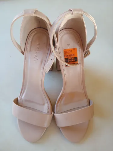 Vendo sandálias n°38 e sapato n° 39(observação: sandálias, R$50 a Rosé e a Usaflex R$150