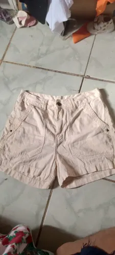 Pequeno lote de roupas e sapatos