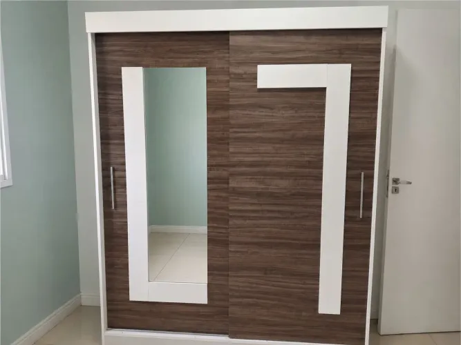 Guarda roupa casal com espelho