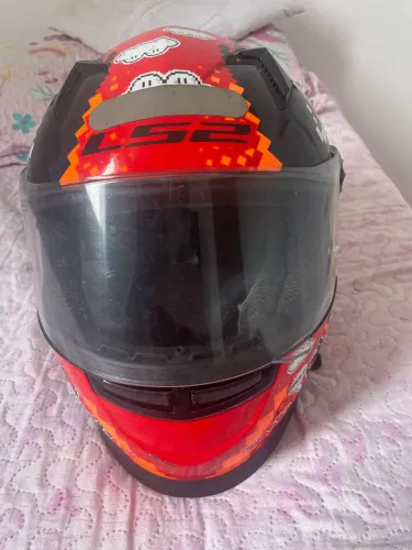 Capacete Moto Esportivo Pixel Art "Bullet" - Vermelho e Preto