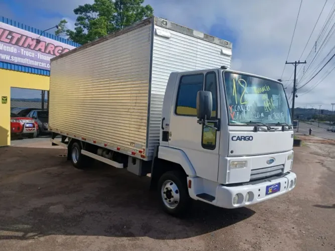 Ford Cargo 815 baú