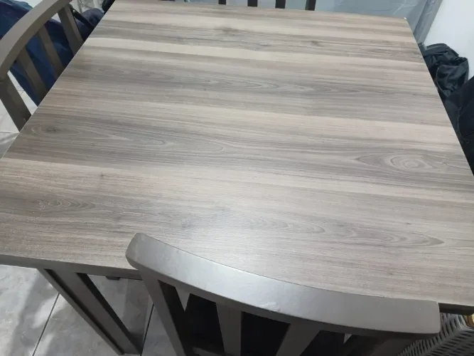 Mesa com 4 cadeiras