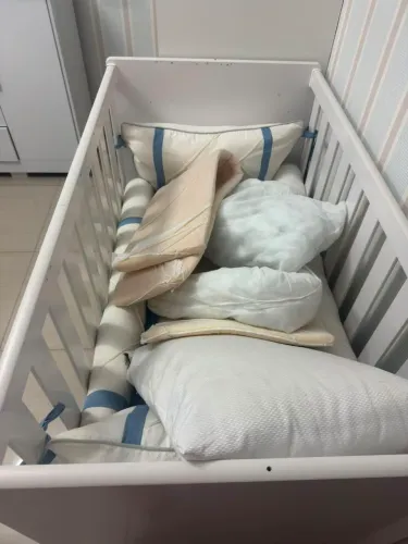Berço com colchão, branco com madeira!