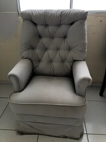 Vende-se cadeira de amamentação semi nova
