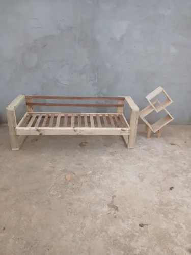 Sofa rustico e porta livros desponivel