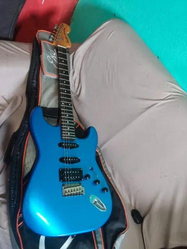 Guitarra strato Squier indonesia Modifier captacao duncan designed