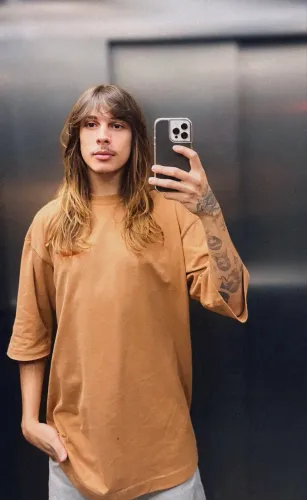 Camiseta Bege Over Jordan Modelo oversized estilo streetwear, cor marrom-claro/bege.