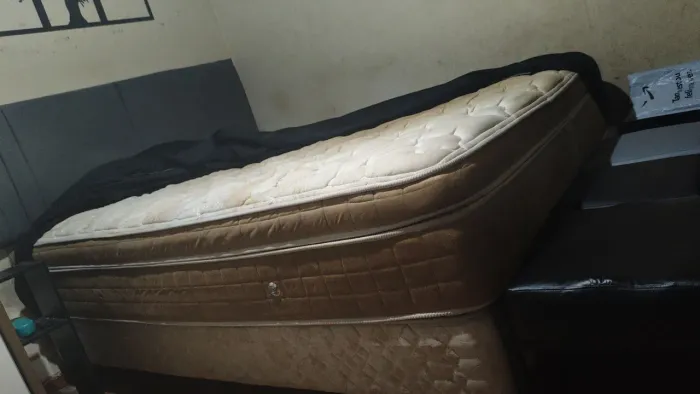 Cama Queen usada excelente conforto