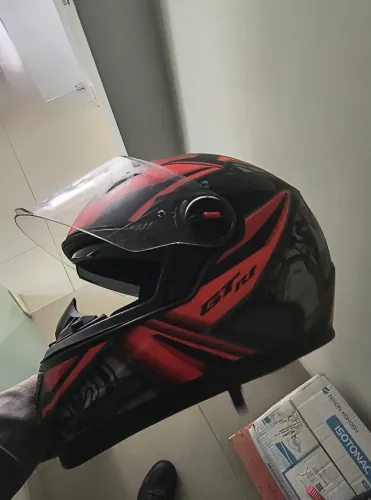 Capacete fw3 com óculos.