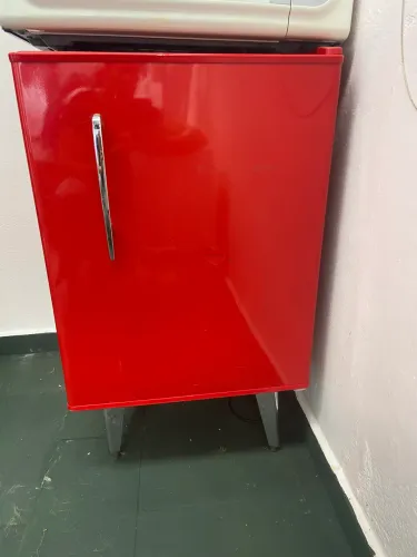 Geladeira retrô vermelha GE