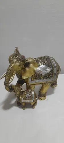Elefante Dourado com mosaico de vidros. 