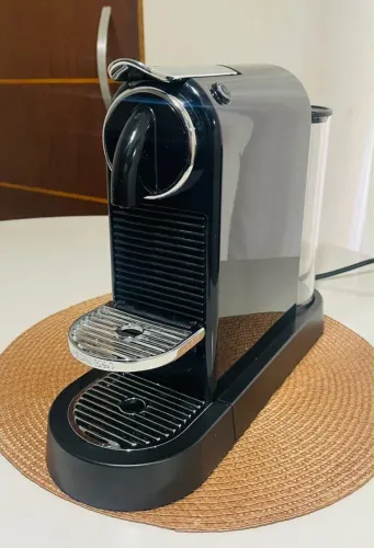 Cafeteira Nespresso CitiZ da De'Longhi.