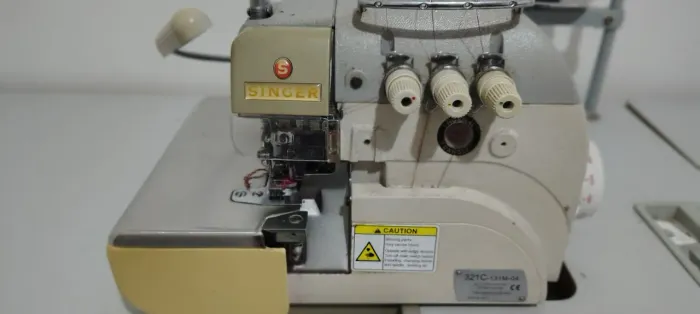 Máquina Overloque Singer Direct Drive