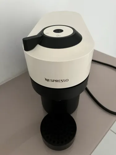 CAFETEIRA NESPRESSO VERTUO POP - COR BRANCA // 220volts // POUCO USADA