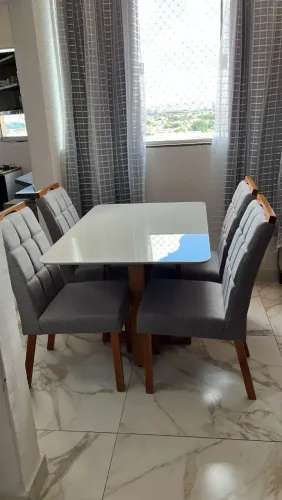 Mesa de Jantar com 4 cadeiras toda de madeira