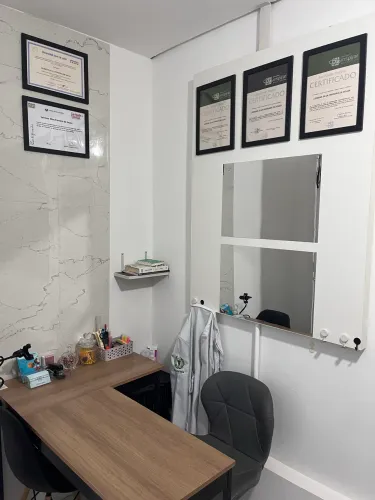 Painel com espelho em MDF prensado (não é compensado)