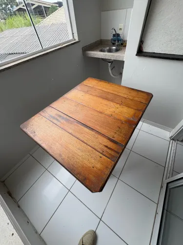 Mesa de madeira dobrável maciça