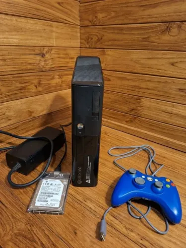 Xbox 360 Super Slim Desbloqueado BadAvatar + HD 250GB (Aurora) + 36 Jogos
