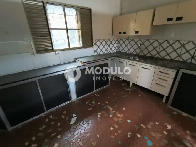 Casa residencial disponível para locação no bairro Osvaldo Rezende.