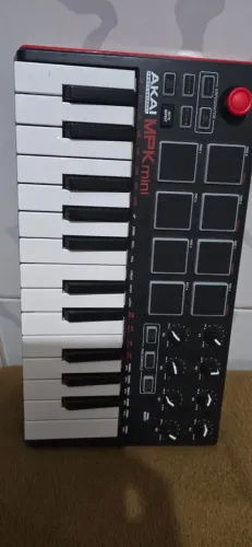 Controlador MIDI AKAI MPK Mini 