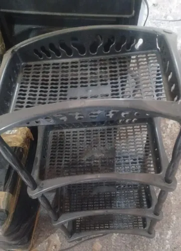 Estante plástica, de 4 prateleiras, em bom estado.