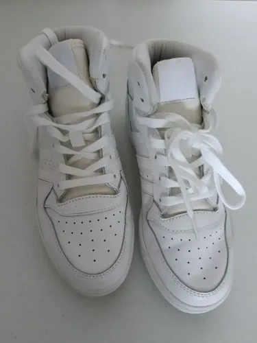 Tênis Adidas couro natural Tam 35
