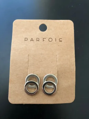 Brincos duplo círculo prateado, dois acabamentos. Minimalismo que não precisa explicar.