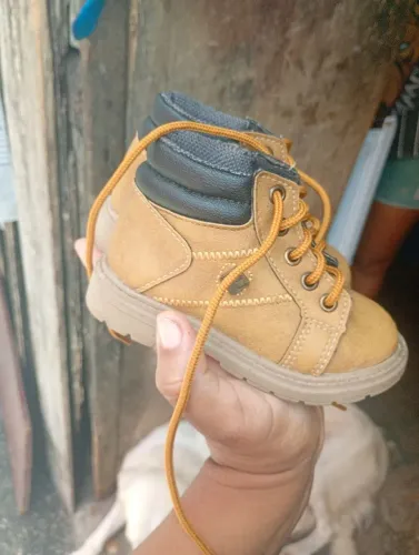 Vende-se bota para menino