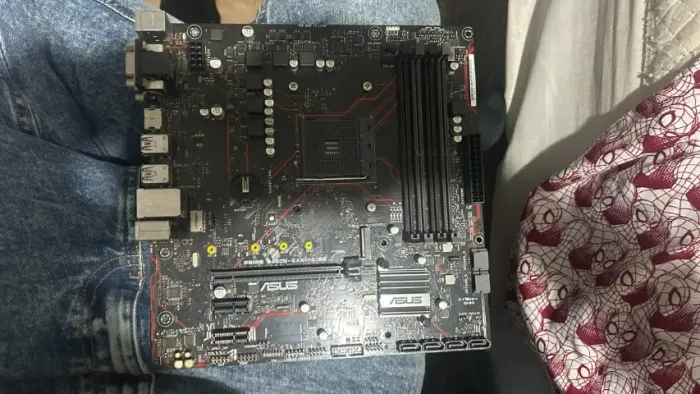 Placa mãe Asus B450M Gaming com defeito