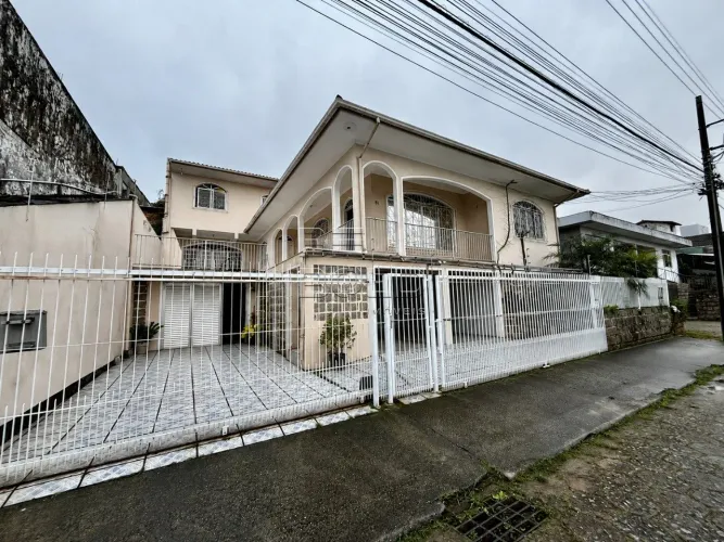 Casa com 7 dormitórios e 4 suítes em Capoeiras