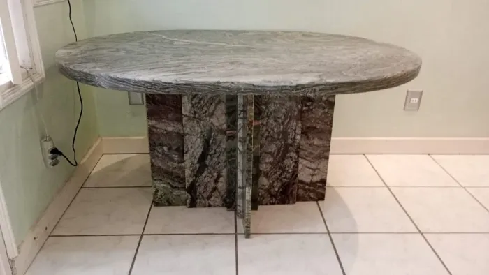 Mesas de jantar e de centro, inteiramente (tampo e pés) em mármore de excelente qualidade.
