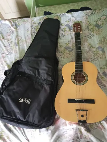 Violão em ótima estado com a capa incluso