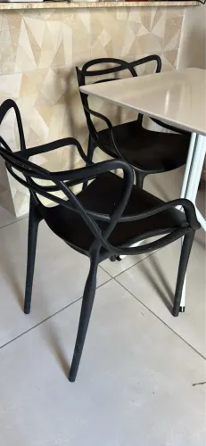 Mesa base 60x60 cm, 78 de altura com 2 cadeiras