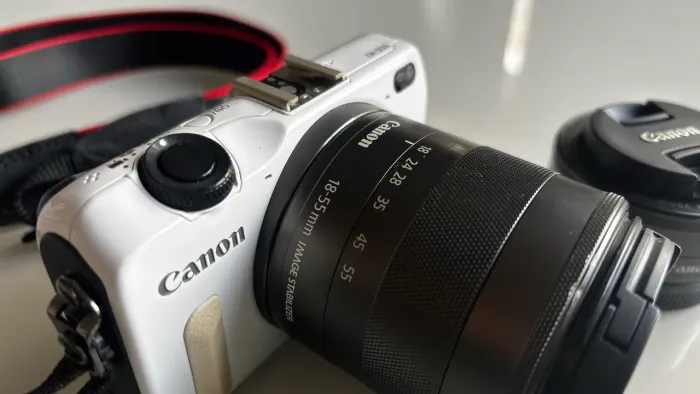 Vendo Canon EOS M2 + 2 Lentes EF-M 18-55mm e 22mm f/2 + Flash