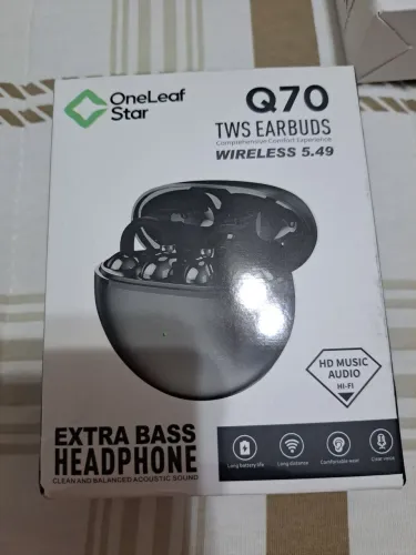 Dois fones de ouvidos 