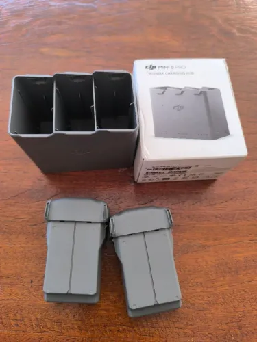 Kit 2 baterias e Hub Dji mini 5 pro. Baterias com 7 e 35 ciclos