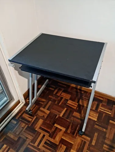 Mesa para Computador - Excelente Estado