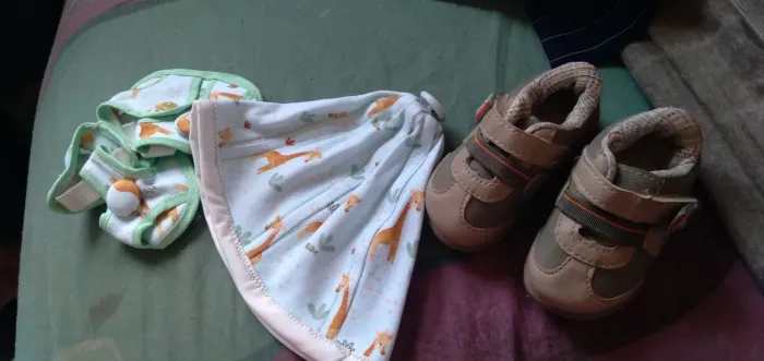 Vendo coisinhas para bebê touca ,2 sapatinhos novos!