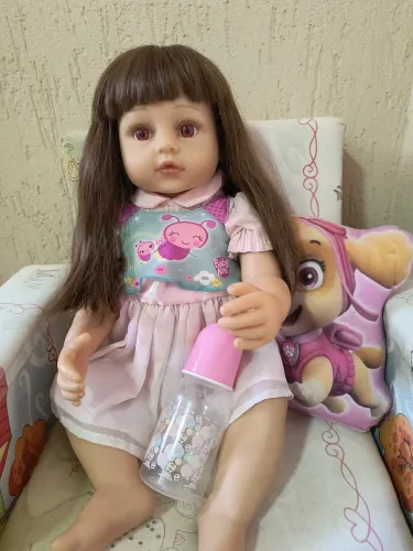 Boneca e um berço brinquedo