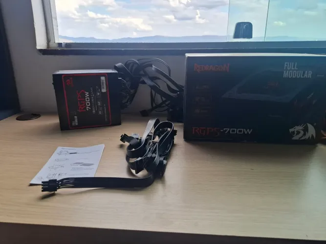 Fonte RGPS 700W redragon (com defeito) com caixa e cabos (incluindo reservas)